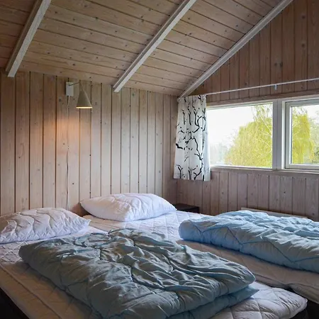4 Bedroom Stunning In Holiday home Hejls